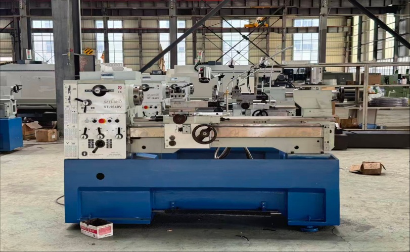 Torno universal manual horizontal para trabajos de metalurgia