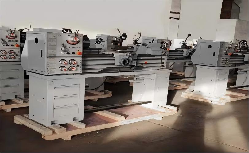 Torno manual universal, torno pequeño para torneado de metales para taller.